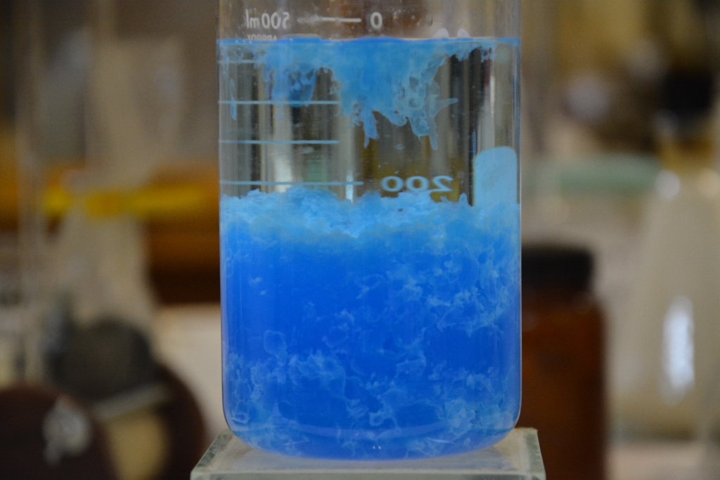 Выделение меди из сульфата меди. Осаждение гидроксида меди(II). Осадок гидроксида меди 2 цвет. Цвет раствора гидроксида меди 2. Раствор гидроксида меди 2.