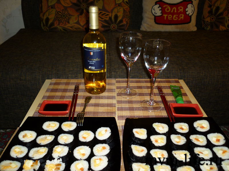 Вино и суши на столе дома фото
