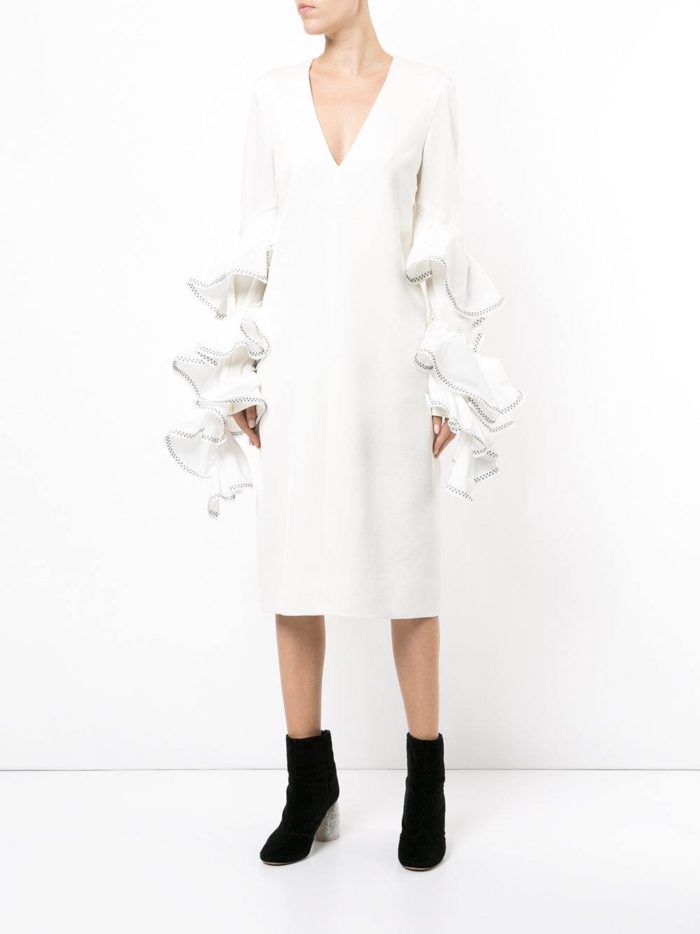Модные цвета осень-зима 2020-2021: белое платье с воланами