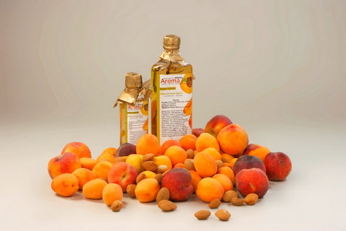 Абрикосовое масло в бутылках и абрикосы