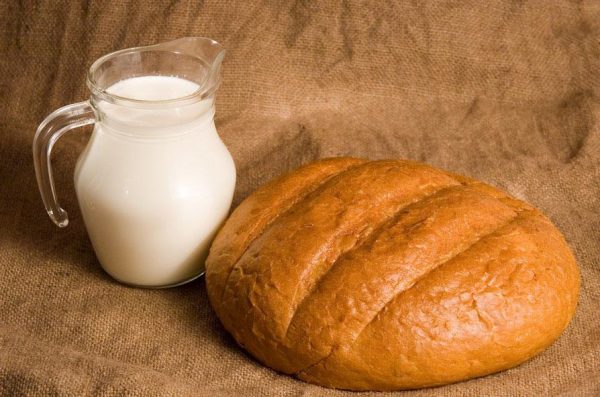 Белый хлеб и молоко