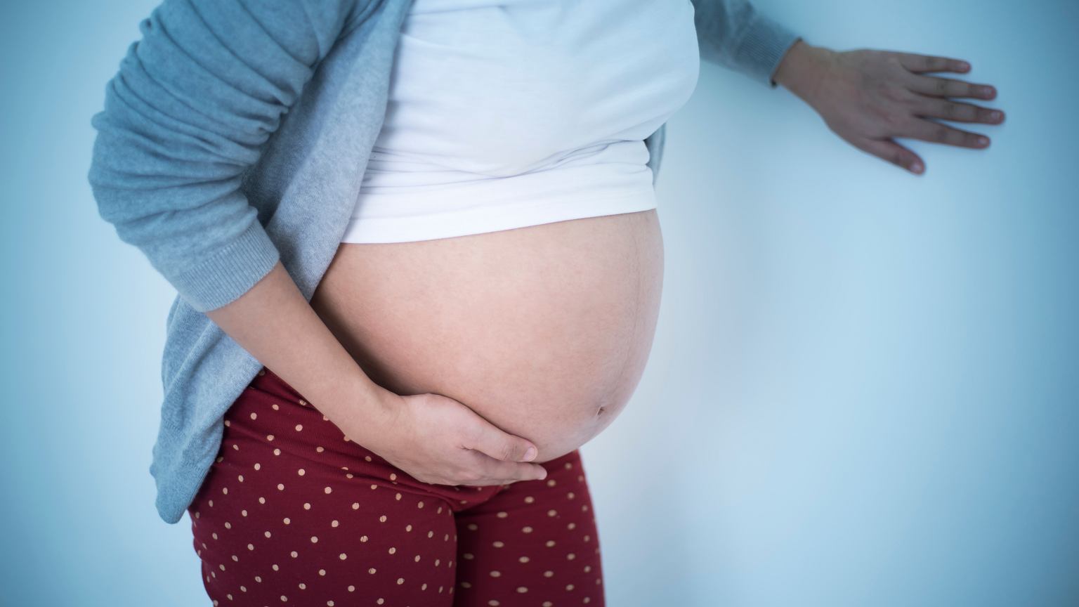 Беременность 6 недель боль внизу живота. Живот беременной. У беременной болит живот. Острый живот у беременных. Беременность болит живот.