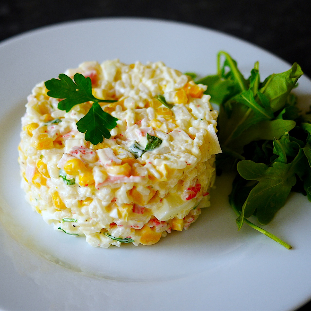 Крабовый салат рецепт с кукурузой и яйцом. Салат крабовый. Салат с крабовыми палочками и кукурузой. Крабовые палочки 