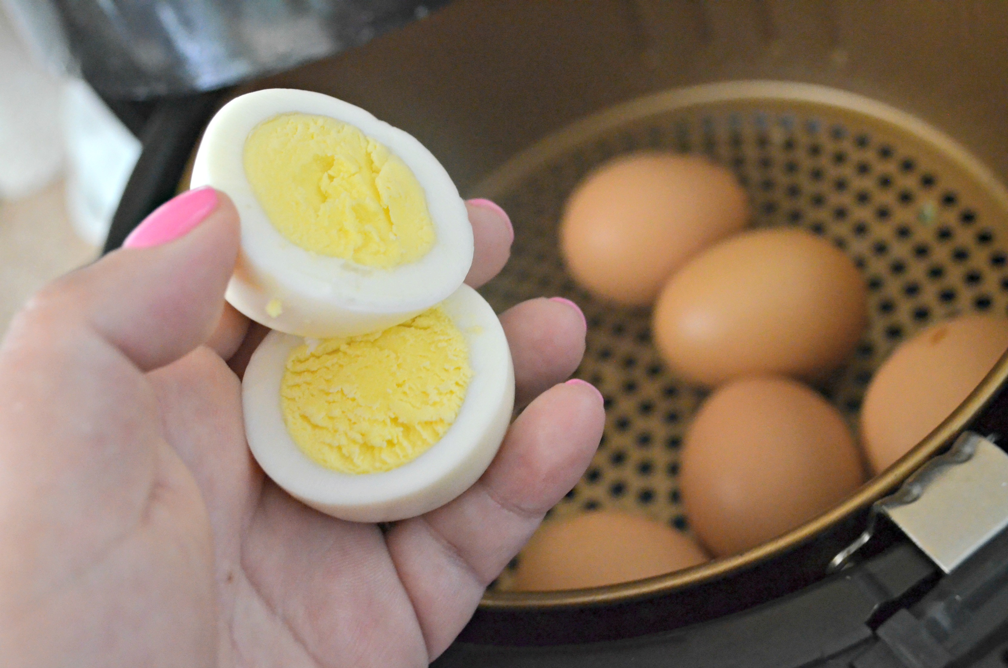 Отварной куриный белок. Вареные яйца. Яйцо куриное вареное. Яйцо отварное. Желток куриного яйца.