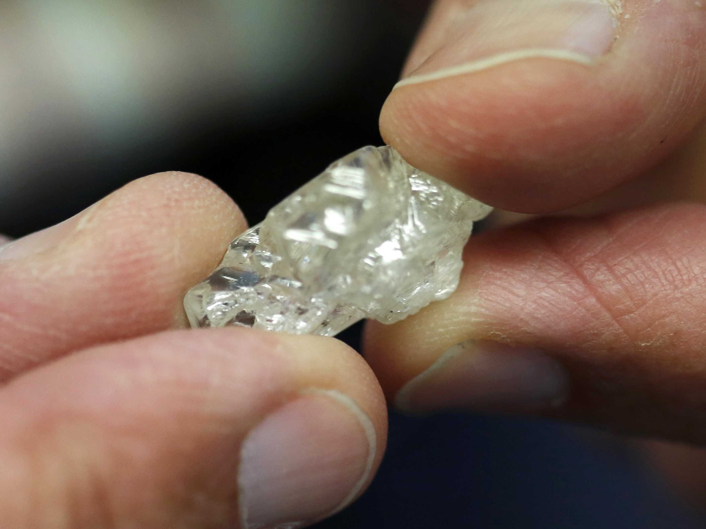Дикость неограненные алмазы. Алмаз неограненный камень. Алмаз необработанный. Природный Алмаз.