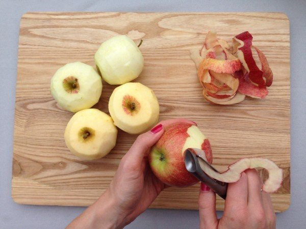 Нужно ли чистить яблоки. Очищенное яблоко. Мороженое из яблок в домашних условиях. Блюда из замороженных яблок. Как правильно заморозить яблоки.