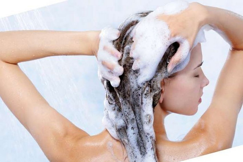 Правильное мытье головы. Мытье головы. Девушка моет голову. Мыть волосы. Девушка в мыльной пене.