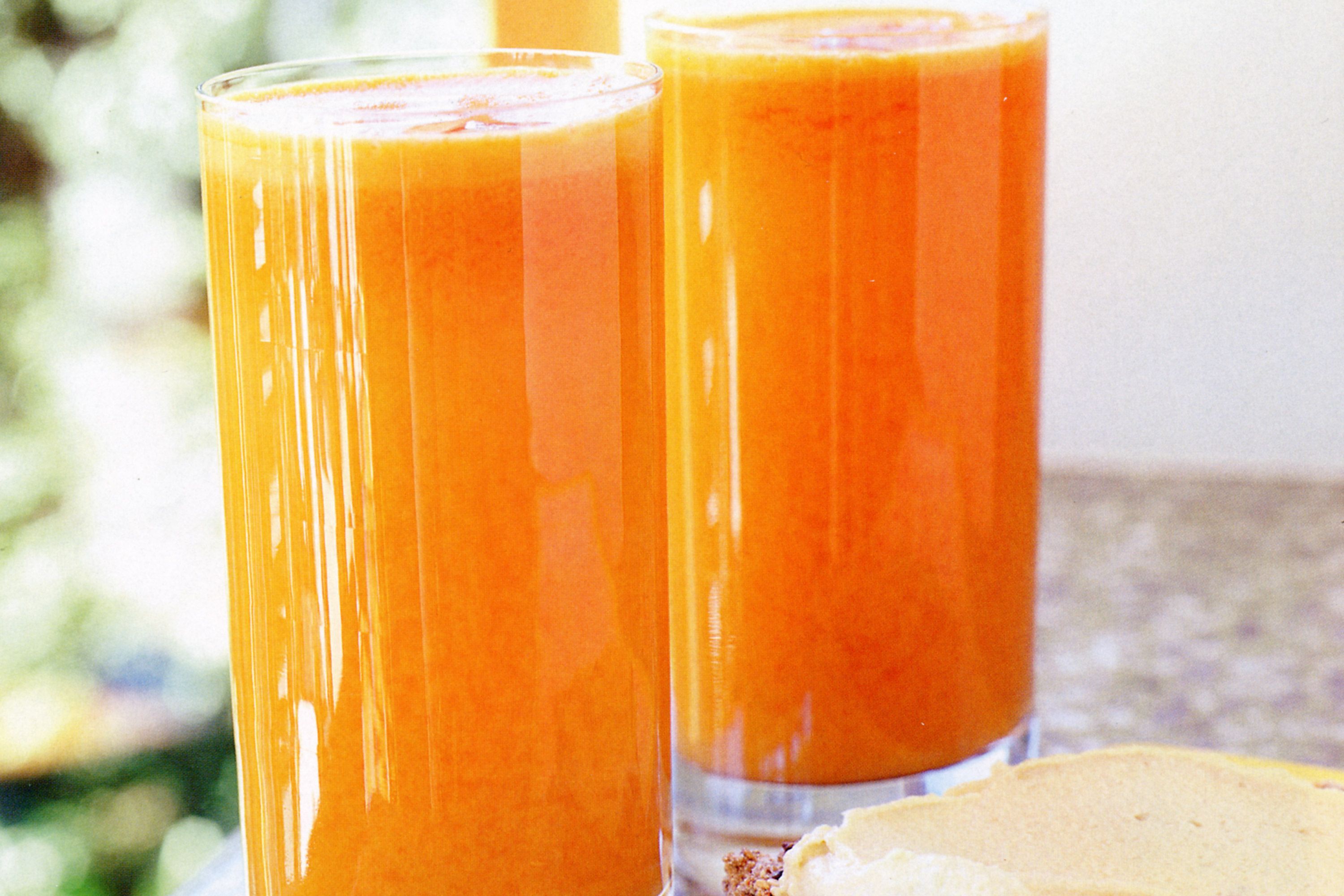 Как сделать апельсиновый сок в домашних условиях. Сок апельсин морковь. Морковный напиток. Апельсиново морковный сок. Свежевыжатый апельсиновый сок.