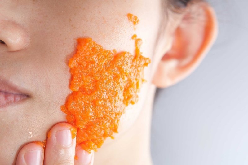 Нанесение морковной мякоти на кожу