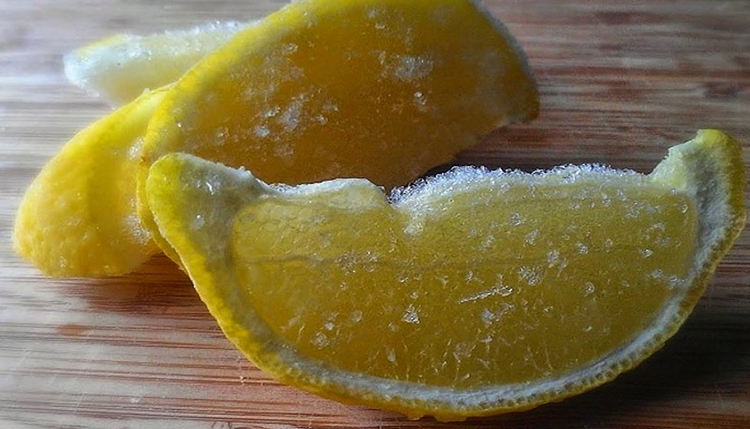 Замороженные кусочки лимона