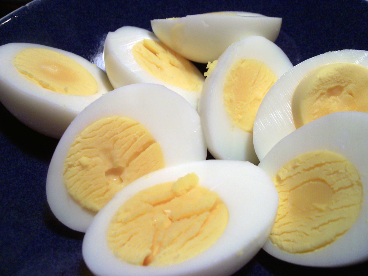 Можно ли съесть вареное. Вареные яйца. Яйцо отварное. Испорченное вареное яйцо. Желток яйца.