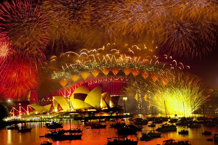 The mesmerising fireworks behind Harbor Bridge in Sydney