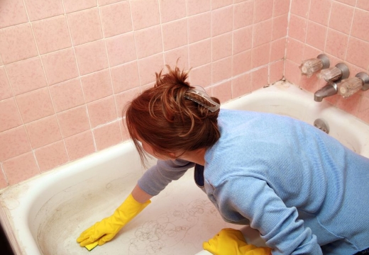 женщина моет ванную