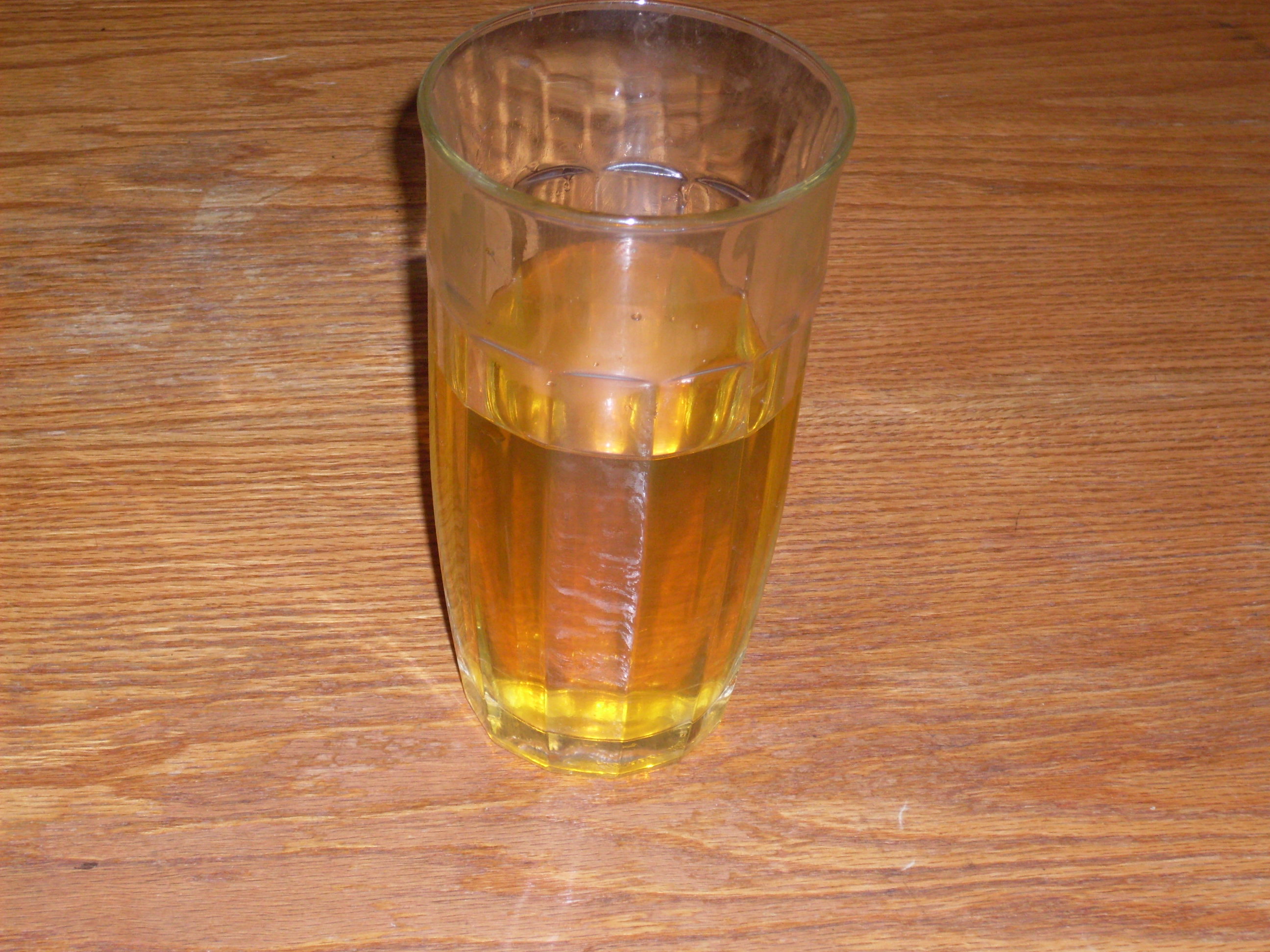 Пьют мочу бокалами. Чашка с мочой. Моча в бокале. Моча в стакане. Моча в рюмке.