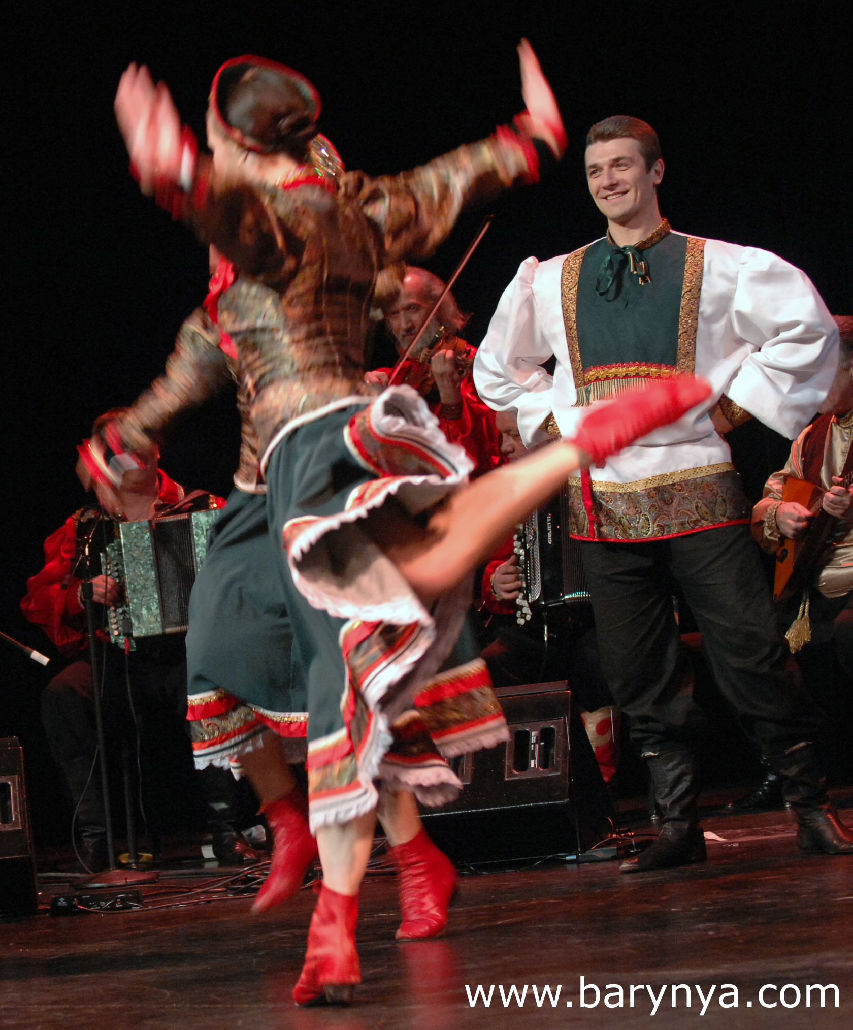Народные танцы мужчины. Народные танцы. Традиционные танцы. Русский танец. Мужской народный танец.