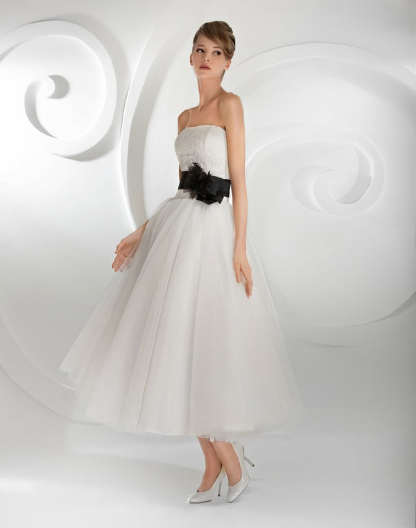 Белоснежное платье с пышной юбкой и белые туфли на шпильке классического фасона – лучшее решение для наряда невесты