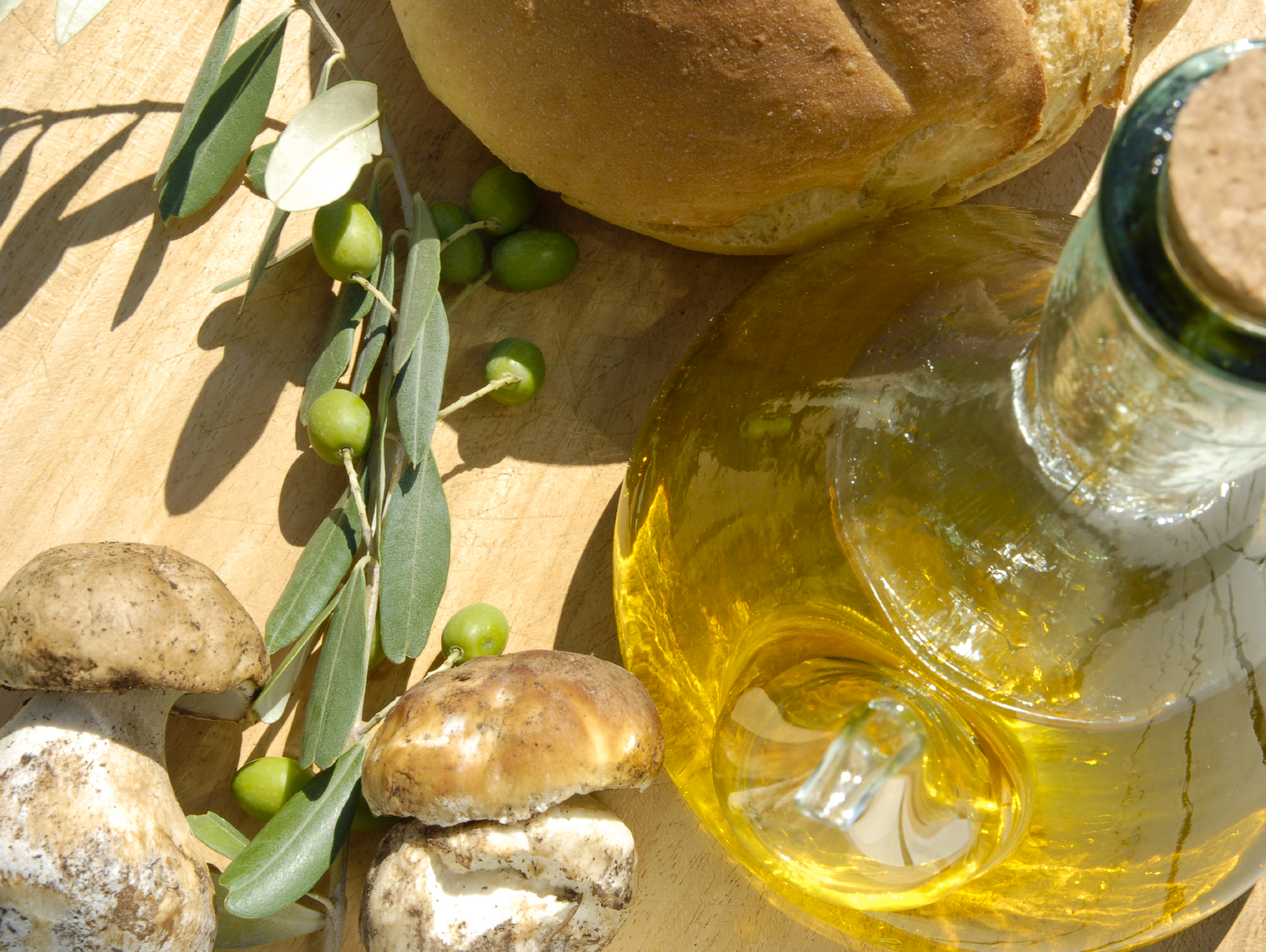 Можно жарить на оливковом масле холодного отжима. Оливковое масло Италия оил. Оливковое масло huile d'Olive de France. Оливки и оливковое масло Италии.